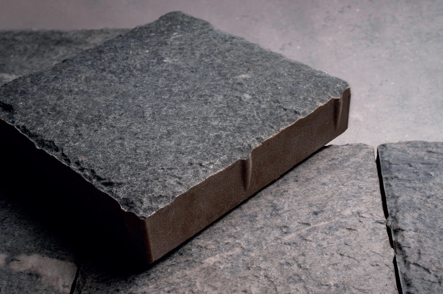 Nowoczesna kostka brukowa w szarym kolorze.webp